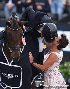 Severo Jurado Lopez gives Fiontini's breeder Hanne Lund a big celebratory kiss