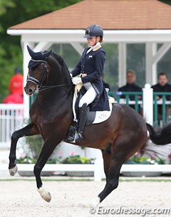 Katrien Verreet on the 10-year old Oldenburg licensed stallion Bailamos Biolley (by Sir Donnerhall I x Florestan). The bay is bred by Brigitte de Biolley and registered as owned by her daughters Stephanie and Virginie de Sadeleer.