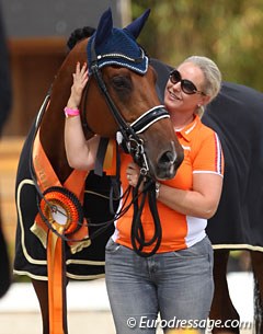 Mom Helga van Peperstraten cuddles with Cupido during the prize giving ceremony