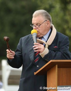 Auctioneer Uwe Heckmann with his arm in a sling