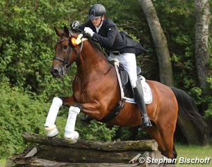NiKapche betted that he would jump an eventing fence, if he were to win an S- test. They won the Inter I, so he did as promised. Samtgraf, who lost an eye after a wrong treatment, was brave enough to jump. He's by Grafenstolz
