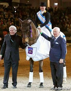 Isabell Werth and Don Johnson win the 2017 CDI-W Neumunster. Werth is flanked by show hosts Paul Schockemöhle and Ullrich Kasselmann :: Photo © LL-foto