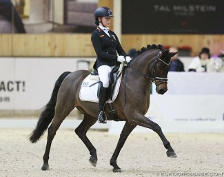 High Five at the 2018 CDI Lier :: Photo © Astrid Appels