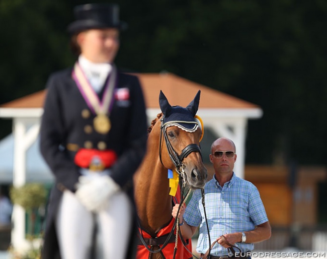 Dufour on the highest step of the podium, Rune Willum holding Cassidy :: Photo © Astrid Appels