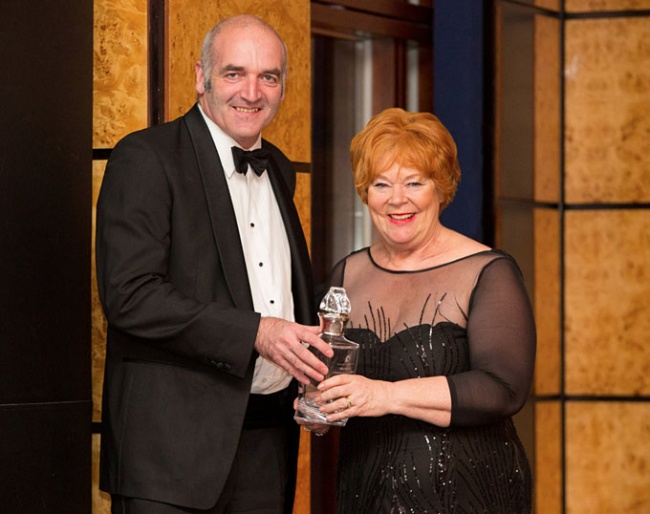 Tullis Matson presents the Meritoire Lifetime Achievement Award to Lynne Crowden :: Photo © Craig Payne