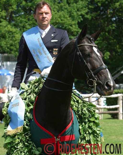 Dolf Keller and De NIro win the 2003 Hamburg Dressage Derby :: Photo © Ridehesten