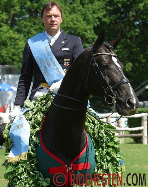 Dolf Keller and De NIro win the 2003 Hamburg Dressage Derby :: Photo © Ridehesten