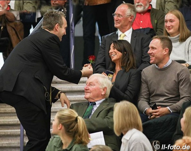 Auctioneer Bernd Hickert offering a rose to Rebecca Gutmann after buying Confess Color for 1.89 million euro :: Photo © LL-foto