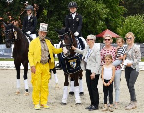 Isabell Dülffer with her eight year old Hanoverian stallion Ben Kingslay accepting their hard earned congratulations: From left: „Master of the rings“ Pedro Cebulka, Cornelia Hinsch, Diana, Emma and Lily Kasselmann