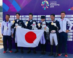 The gold medal winning Japanese team (Terui, Takahashi, Kuroki, Sado) at the 2018 Asian Games with chef d'equipe Terui Shinichi (left) and team trainer Christoph Koschel (right)