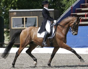 Nicole Ahlefeldt Laurvig Lehn and Esprit at the 2004 Danish Dressage Championships :: Photo © Ridehesten
