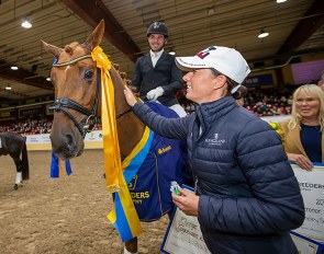 Charlotte Dujardin, test rider for 4-year olds, pats the winner Springbank II VH at the 2018 Swedish Warmblood Young Horse Championships