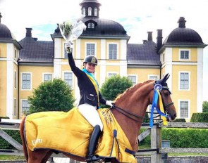 Felicia Olofsson and Bellman in front of Stromsholm castle at the 2019 Swedish Championships