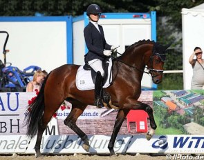Patricia Munz and Mia La Rouge at the 2019 Oldenburg Young Horse Championships :: Photo © LL-foto