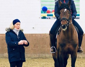 Retired judge Angelika Frömming training Finnish Niina Kirjorinne on Flashdane at the German Riding School in Warendorf :: Photo © Silke Rottermann