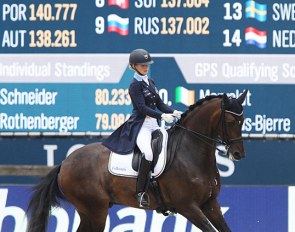 Preparation starts on the short side and in the corners :: Photo © Astrid Appels