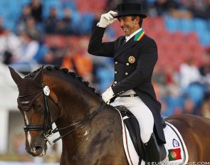 Daniel Pinto saluting the judges by removing his top hat at the 2017 European Dressage Championships in Gothenburg :: Photo © Astrid Appels