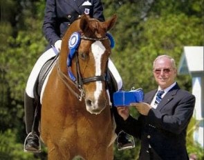 Jodie Kelly and Weltkaar at the 2003 Palm Beach Dressage Derby, flanked by judge Uwe Mechlem :: Photo © Mary Phelps
