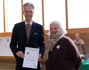Dr. Jan Holger Holtschmit hands the Riders' Cross in Silver to Britta Bando :: Photo © Gold-Kraemer-Stiftung