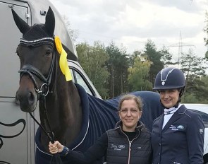Aweih with breeder and owner Tina Hinnemann and rider Stefanie Wolf in 2019