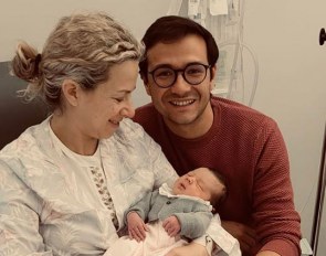 Maria Moura Caetano and António Gomes Pereira with newborn baby Maria do Rosário :: Photo © Caetano