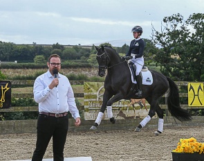 Blue Hors breeding director Martin Klavsen commenting on Beth Bainbridge's ride on Blue Hors Zackorado at the Open Day