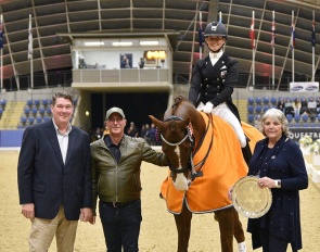 New Zealand’s Melissa Galloway and Windermere J’Obei W receive the John Lieutenant Trophy from Sue Cunningham for the highest FEI level freestyle score at the Sydney CDI :: Photo © Franz Venhaus