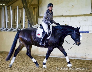 Uta Gräf being Uta Gräf happily just dropping the reins after her horse did well (the critics would say he’s loosing slightly the rhythm) :: Photo © Silke Rottermann