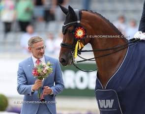 2023 CDIO Aachen sponsor Thomas Förl (Sparkasse Aachen) notices that Times Kismet is very interested in the flowers :: Photo © Astrid Appels