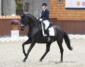 Anne Sofie Aaen on Fursten-Flame :: Photo © Ridehesten