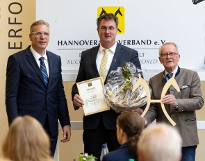 Frederic Bünger (left) and Carsten Leopold presented Dr Hinni Lührs-Behnke with the Hanoverian Society’s Golden Pin of Honour