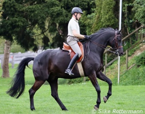 Fanti changing forward-upward in an exemplary frame. The rider should remain in the saddle though :: Photos © Silke Rottermann