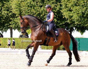 Becky Moody schooling Jagerbomb in a snaffle, no spurs :: Photo © Barbara Schnell