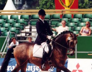 Angoli Anne Jensen on Goldino at the 2000 CDN Bad Honnef :: Photo © Phelpsphotos.com