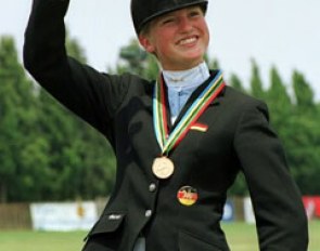 Carde Meyer wins team gold and individual silver at the 2001 European Pony Championships