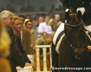 Paul Schockemohle and Patty van der Zwan looking at Poetin at the 2003 PSI auction :: Photo © Astrid Appels