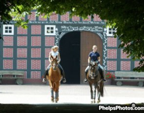 Lisa Wilcox and Suzanne Laporte outside Gestüt Vorwerk in Cappeln, Germany :: Photo © Mary Phelps