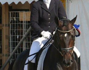 This is a rarity: a smiling Anja Engelbart on the beautiful Don Kennedy. Anja is usually very concentrated on her horses :: Photo © Astrid Appels