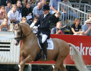 Anne von Negri on Deinhard B :: Photo © Astrid Appels