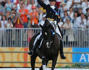 Anky van Grunsven and Salinero's lap of honour at the 2004 Olympic Games