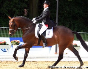 Dorie Addy-Crow on Sir Sinclair at the 2004 World Young Horse Championships :: Photo © Astrid Appels