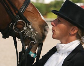 Evi Strasser kisses her Grand Prix horse Quantum Tyme :: Photo © Astrid Appels for Phelpsphotos.com