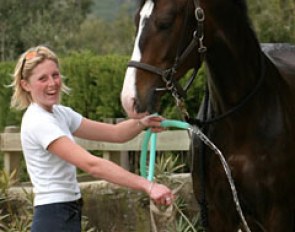 Sarah Hall grooming Uferro at the 2005 Sunshine Tour CDI :: Photo © Astrid Appels