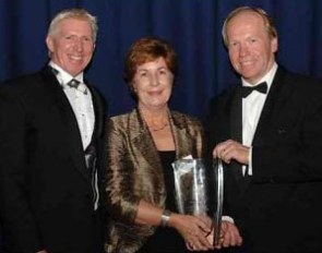 The Hon. Peter Beattie MP, Premier of Queensland (right) presenting the 2005 Premier of Queensland Federation Patron Service to Sport Award to Mary Seefried, who was well supported by Rob Ferguson, General Manager of Equestrian Queensland.