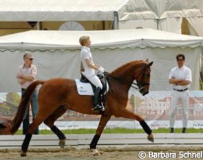 Martin Schaudt helping Nadine Capellmann warm up Elvis VA :: Photo © Barbara Schnell