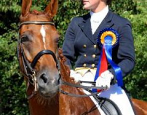 Ellen Schulten Baumer and Weltino ranked third with 68.33 %. Schulten-Baumer carried the ribbon herself in the award ceremony.