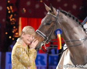 Show organizer Ann Kathrin Linsenhoff cuddles with Solos Carex :: Photo © Barbara Schnell