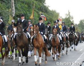 A good five or dix dozen horses followed the carriage which drove Isabell through part of the town to the stable of her home club, RV Graf Schmettow Eversael, where a reception had been prepared for her