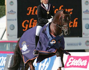 Ingrid Klimke and Damon Hill win the 6-year old division at the 2006 World Young Horse Championships