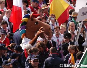 The mascotte "Karli" walks through the teams